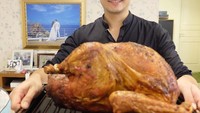 Masak roast turkey sama suami, cowo itu kayaknya makin ganteng kalo jago masak, tulis Titi dalam akun Instagramnya. Wah serunya memasak kalkun dengan suami! Foto: Instagram titi_kamall