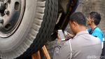 Truk Bermuatan Balok Kayu Terguling di Nagreg