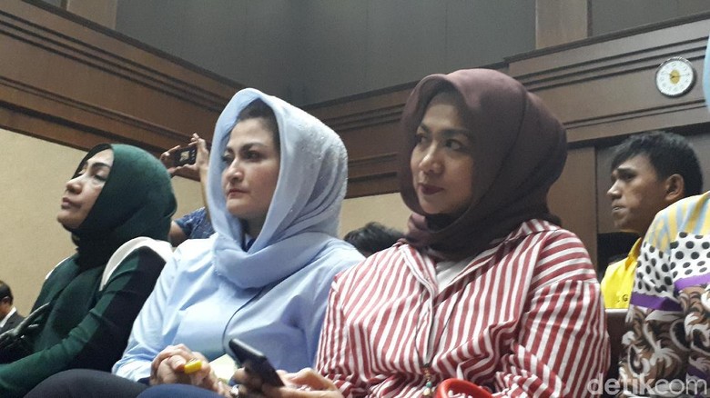 Tak Ada Idrus, Ny Deisti Tampak Terdepan Hadiri Sidang Novanto Tak Ada Idrus, Ny Deisti Tampak Terdepan Hadiri Sidang Novanto