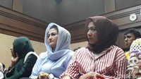 Deisti datang pukul 10.00 WIB, Kamis (18/1/2018). Dia tampak mengenakan kemeja dan jilbab dengan warna senada yaitu biru muda.