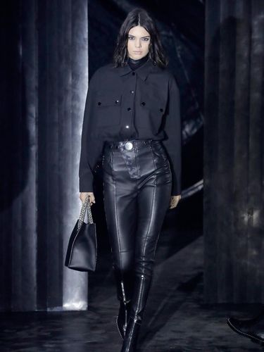Kendall Jenner berjalan di catwalk Alexander Wang.