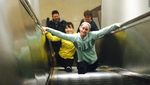 Foto Orang-orang yang Iseng Split di Atas Escalator