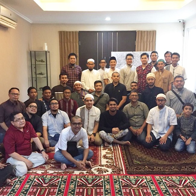 Suami Oki Setiana Dewi, Ory Vitrio juga terlihat sering ngaji bareng Dude Herlino hingga Teuku Wisnu. Foto: Instagram