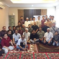 Suami Oki Setiana Dewi, Ory Vitrio juga terlihat sering ngaji bareng Dude Herlino hingga Teuku Wisnu. Foto: Instagram