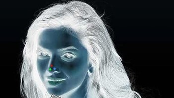 Coba lihat titik-titik di hidung gadis ini selama 10 detik dan kemudian alihkan pandangan ke arah lain, gambar gadis ini akan berubah jadi penuh warna. Ini disebut dengan ilusi fisiologis. Foto: moillusions.com