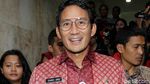 Lambaian Tangan Sandi Uno Usai Diperiksa Polisi