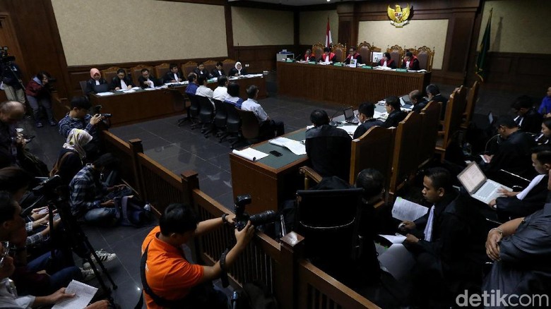 Hakim Cecar Saksi soal Transfer Uang ke Inayah dan Anak Adam Malik Hakim Cecar Saksi soal Transfer Uang ke Inayah dan Anak Adam Malik