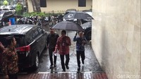 Sandiaga tiba di gedung Direktorat Reskrimum Polda Metro Jaya sekitar pukul 12.19 WIB. Sandiaga datang ketika hujan deras mengguyur Ibu Kota. Dia pun menggunakan payung (Foto: Iswahyudi/detikcom)