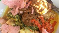 Kalau yang ini juga tak kalah menggiurkan. Pemilik Instagram @januaresa mengunggah foto ketupat sayur yang ada di depan Tip Top Rawamangun. Kuahnya berminyak dengan paduan telur, bumbu rendag, sayur pakis dan sambal merah. Lamak nian! Foto: Istimewa