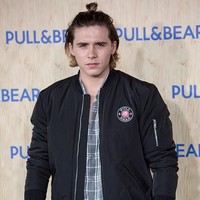 Gaya rebel dengan rambut gondrong. Persis sang ayah waktu masih muda. (Foto: Getty Images)