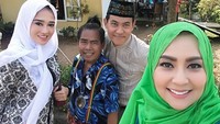 Berpose dengan para cast lainnya dalam sinetron yang Tessa mainkan. Foto: Instagram/thessakaunangtuiit