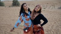 Saat bersafari di gurun pasir Dubai, Nikita juga mengabadikan keindahannya sambil berfoto dengan adiknya. Kalau menurut kamu cantik Nikita atau adiknya? (Dubai Tourism)