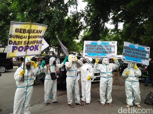 Sungai Brantas Tercemar Sampah Popok, Aktivis Demo di Kemen PUPR