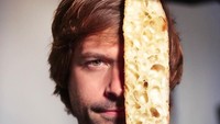 Boys With Bread merupakan akun Instagram yang di dalamnya berisi pria-pria tampan. Ada yang berpose dengan baguettes, croissant hingga pizza. Foto: Instagram boyswithbread