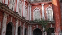 Foto: Rumah ini dibangun pada tahun 1761 oleh pendudukan Inggris. Sekarang, rumah ini dimiliki oleh Gubernur Bengal Barat, kata Kris, tur guide kami (Masaul/detikTravel)