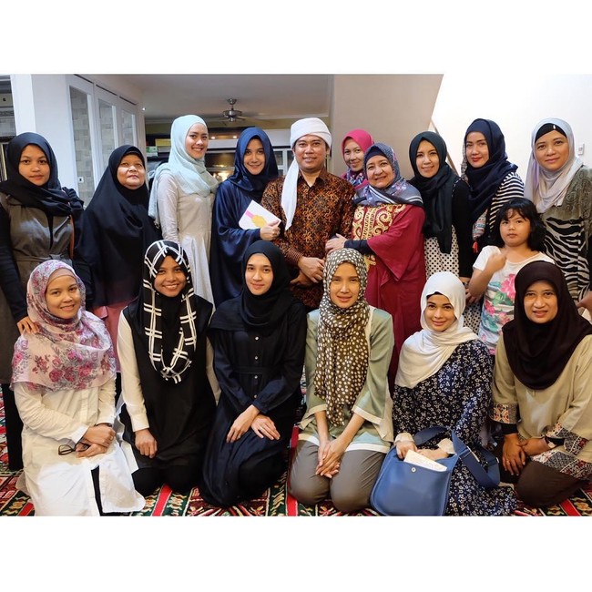 Dhini Aminarti dan Jihan Fahira terlihat foto bersama peserta pengajian lainnya. Foto: Instagram