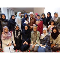 Dhini Aminarti dan Jihan Fahira terlihat foto bersama peserta pengajian lainnya. Foto: Instagram