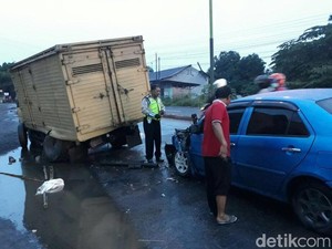 Tabrak Truk Mogok di Raya Gempol, Taksi Ini Ringsek