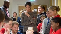 Ekspresi Pangeran Harry dan Meghan Markle saat menyaksikan anak-anak bermain Jenga