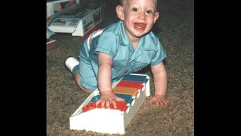 Mark Zuckerberg lahir pada tanggal 14 Mei 1984 di White Plains, New York. Keluarganya cukup berada di mana ayahnya seorang dokter gigi dan ibunya adalah psikiater. Foto: Facebook