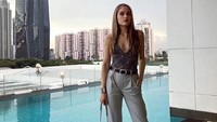 Sebelumnya ia memposting foto dengan busana serupa dengan lokasi di Jakarta. (Dok. Instagram/claurakiehl)