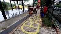 Resmi dibuka untuk umum seminggu yang lalu, sejumlah warga langsung memanfaatkan taman tersebut.