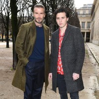 David Beckham dan putra pertamanya, Brooklyn, saat menghadiri fashion show Louis Vuitton koleksi Menswear Fall/Winter 2018-2019 di Paris Fashion Week Januari lalu. Keduanya modis dalam balutan coat gelap. (Foto: Getty Images)