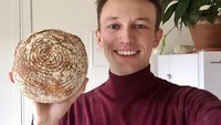 Roti berbentuk bulat ini bisa jadi makanan untuk sarapan sehat. Hayo, jangan salah fokus dengan yang memegang roti ya! Foto: Instagram boyswithbread