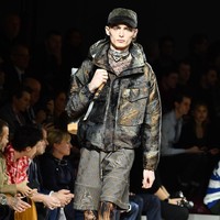 Mirip boots untuk hiking, koleksi sepatu teranyar Louis Vuitton ini hadir dengan beragam motif, material, dan warna. (Foto: Pascal Le Segretain/Getty Images)