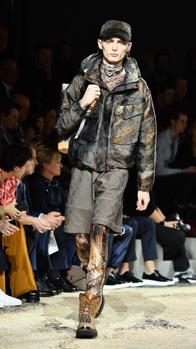Mirip boots untuk hiking, koleksi sepatu teranyar Louis Vuitton ini hadir dengan beragam motif, material, dan warna. (Foto: Pascal Le Segretain/Getty Images)