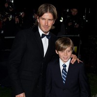 Kompak bersama ayah dengan setelan jas hitam di sebuah acara penghargaan pada 2010. Brooklyn mulai beranjak ABG. (Foto: Getty Images)