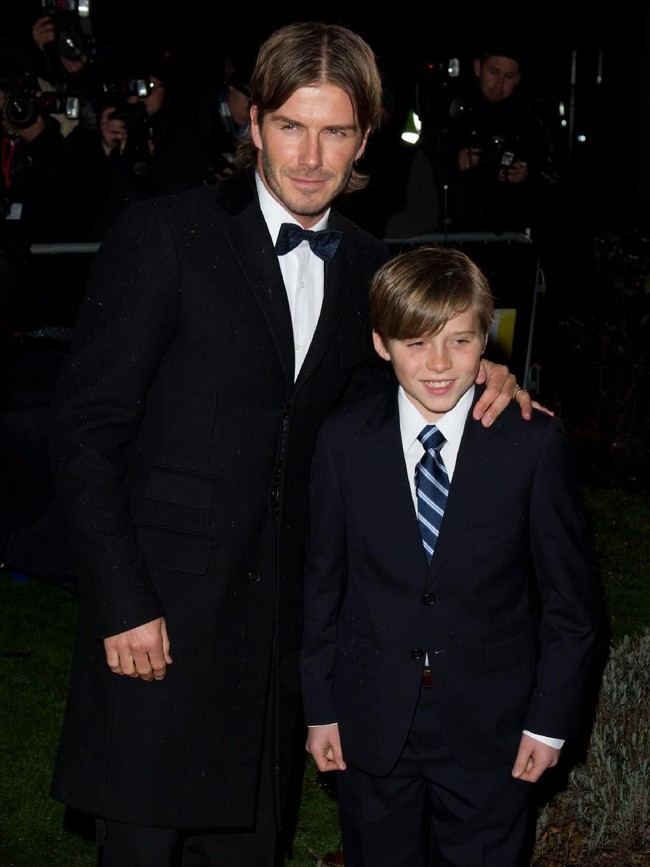 Kompak bersama ayah dengan setelan jas hitam di sebuah acara penghargaan pada 2010. Brooklyn mulai beranjak ABG. (Foto: Getty Images)