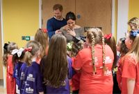 Pangeran Harry dan Meghan Markle dalam sebuah kegiatan amal. 