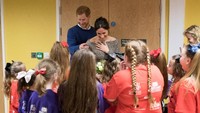 Pangeran Harry dan Meghan Markle mengunjungi Star Hub, sebuah komunitas dan pusat kegiatan di Cardiff, Inggris