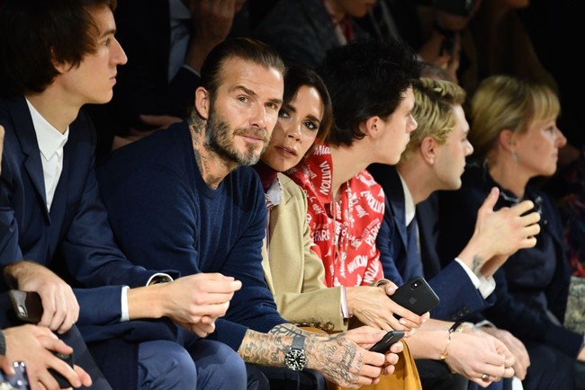 Ketiganya mencuri perhatian di fashion show malam itu dengan duduk di front row. Foto: Getty Images