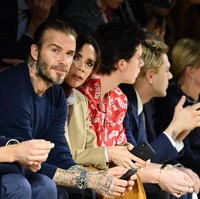 Ketiganya mencuri perhatian di fashion show malam itu dengan duduk di front row. Foto: Getty Images