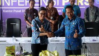 Menteri Keuangan Sri Mulyani dan Kepala BNN Budi Waseso menggelar barang bukti sabu asal Malaysia di kantor Bea Cukai, Jl. Ahmad Yani, Rawamangun, Jakarta Timur, Jumat (19/1/2018).