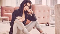Selena Gomez tampil dengan nuansa warna pink pada pemotretan kali ini. Alberto Turincio/Puma.