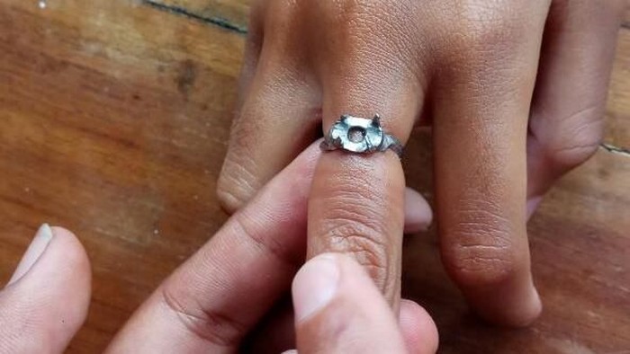 Petugas damkar bantu siswa yang kesulitan lepas cincin dari jarinya