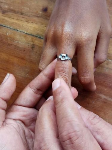 Cincin menyangkut di tangan siswi