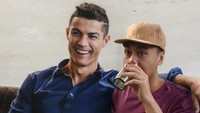 Raditya Dika dirangkul Cristiano Ronaldo. Foto: Instagram/citrahapsari__