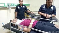 Anggota Ditlantas Polda Metro Jaya Bripda Dimas Prianggoro mengalami luka di bagian tangan karena sempat terseret mobil Cadillac tersebut. Dia harus dirawat di rumah sakit. (Istimewa)