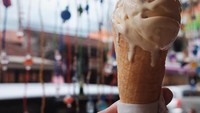 Pemeran utama film Negeri Van Oranje ini doyan es krim. Saya makan es krim hampir setiap hari dan saya tidak merasa bersalah, tulis aktris muda berbakat itu. Foto: Instragram @tatjanasaphira