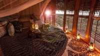 Sementara melongok ke bagian dalamnya, di sana tersedia kasur dan beberapa lampu petromax. Ruangannya terdiri dari kamar tidur dan kamar mandi. Istimewa/Inhabitat.