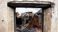Kayu sisa langit-langit dan jendela museum kini berubah warna menjadi hitam usai terbakar selama kurang lebih 2 jam itu.