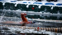 Mereka beradu cepat di dalam kolam dengan panjang lintasan 450 meter. Padahal suhu di sana berkisar 3 derajat celcius (Vasily Fedosenko/Reuters)