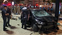 Ini penampakan mobil yang menabrak kerumunan orang di Pantai Copacabana. Bagian kaca retak dan pecah. Bagian depan mobil hancur. Hal ini mengindikasikan bahwa mobil melaju kencang saat menabrak orang-orang. Foto: REUTERS/Lucas Landau