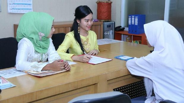 Pakai Baju Adat, PNS Cantik Ini Siap Layani Warga Palembang