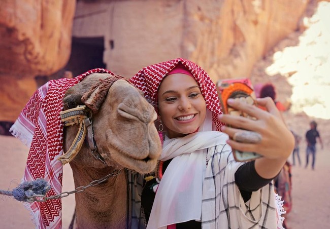 Mengunjungi Yordania, Haifa tak lupa berfoto selfie bersama unta. Ia pun mengunjungi hotel terkecil di dunia yang berbentuk mobil volkswagen. Foto: Instagram