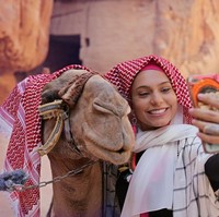 Mengunjungi Yordania, Haifa tak lupa berfoto selfie bersama unta. Ia pun mengunjungi hotel terkecil di dunia yang berbentuk mobil volkswagen. Foto: Instagram